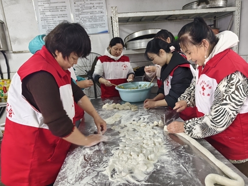“淮小红”陪孤寡老人欢乐过大年38