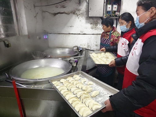 “淮小红”陪孤寡老人欢乐过大年40