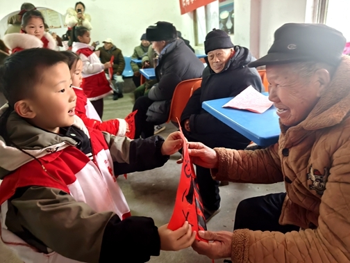 “淮小红”陪孤寡老人欢乐过大年43