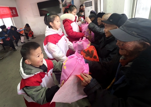 “淮小红”陪孤寡老人欢乐过大年44