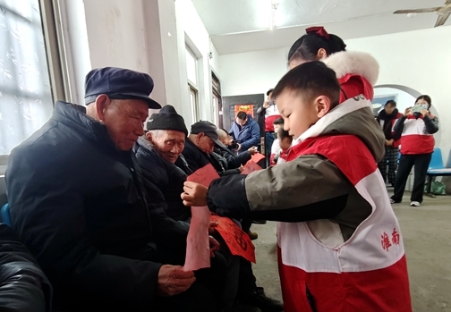 “淮小红”陪孤寡老人欢乐过大年45