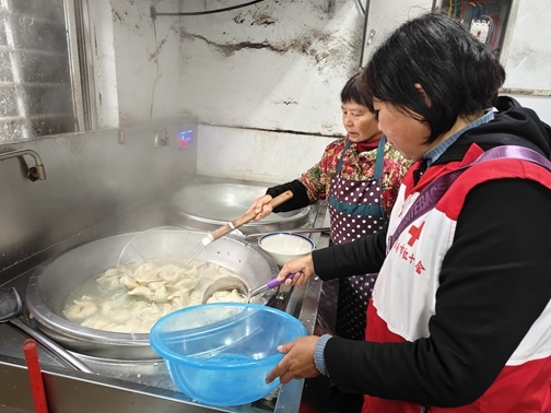 “淮小红”陪孤寡老人欢乐过大年47