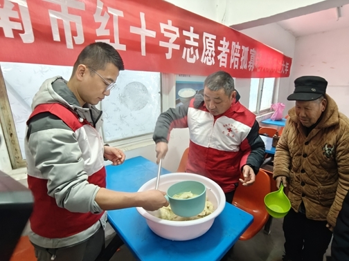 “淮小红”陪孤寡老人欢乐过大年48