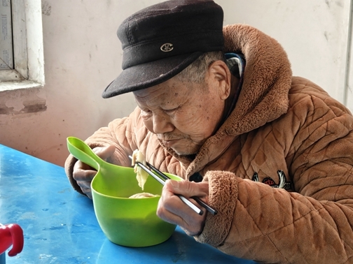 “淮小红”陪孤寡老人欢乐过大年49