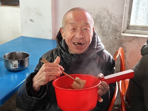 “淮小红”陪孤寡老人欢乐过大年50