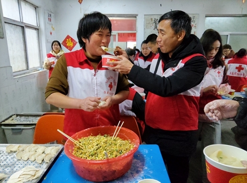 “淮小红”陪孤寡老人欢乐过大年52