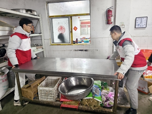 “淮小红”陪孤寡老人欢乐过大年55