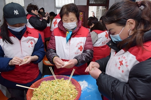 “淮小红”陪孤寡老人欢乐过大年9
