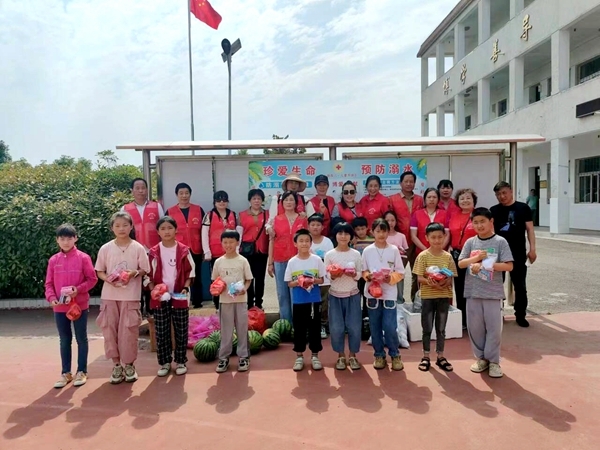 “淮小红”“粽”情满满送爱心27