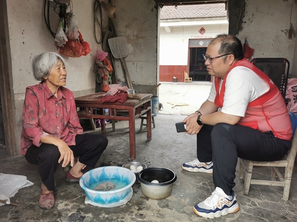 淮南市红十字会走访帮扶户1