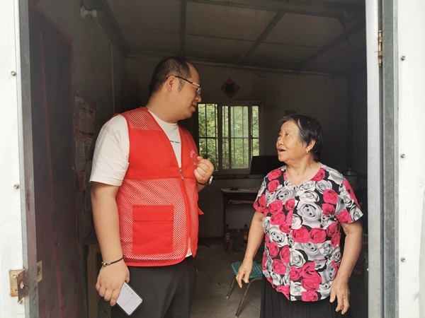 淮南市红十字会走访帮扶户3