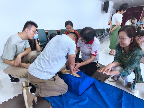 市红十字会为市财政局（国资委）进行应急救护培训10
