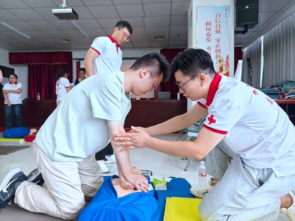 市红十字会为市财政局（国资委）进行应急救护培训17