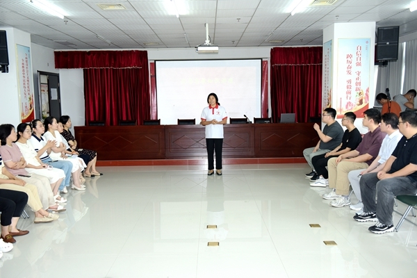 市红十字会为市财政局（国资委）进行应急救护培训2