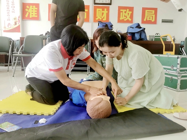 市红十字会为市财政局（国资委）进行应急救护培训22