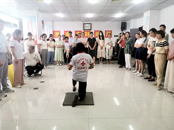 市红十字会为市财政局（国资委）进行应急救护培训24