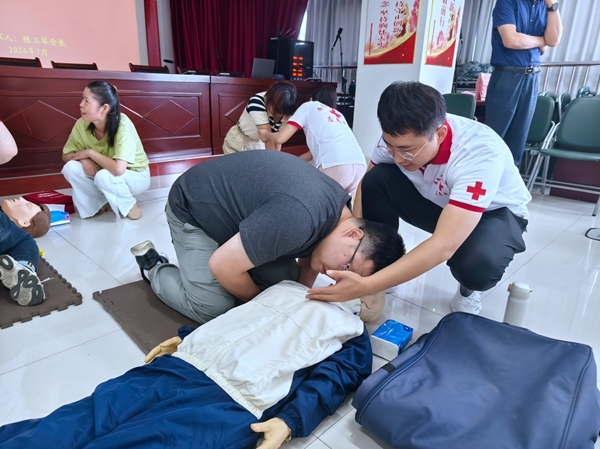 市红十字会为市财政局（国资委）进行应急救护培训26