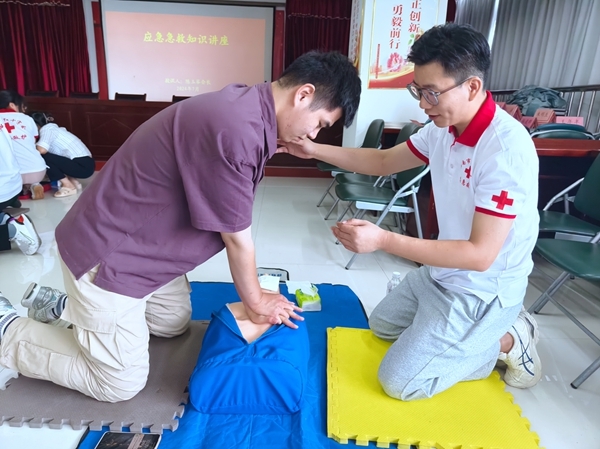 市红十字会为市财政局（国资委）进行应急救护培训27