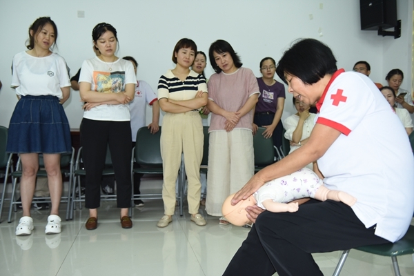 市红十字会为市财政局（国资委）进行应急救护培训28