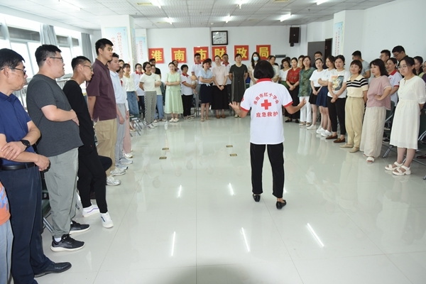 市红十字会为市财政局（国资委）进行应急救护培训4