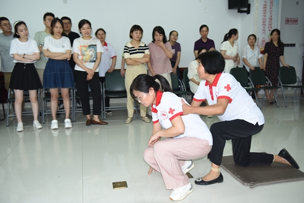 市红十字会为市财政局（国资委）进行应急救护培训5