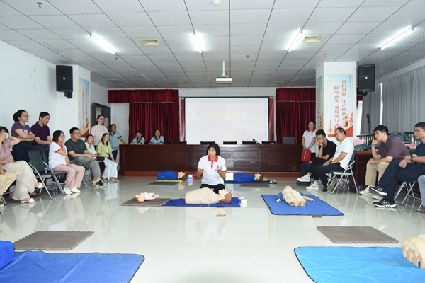 市红十字会为市财政局（国资委）进行应急救护培训6
