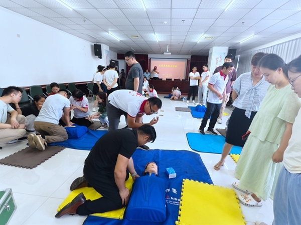 市红十字会为市财政局（国资委）进行应急救护培训9