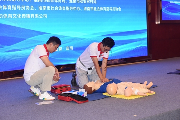 市红十字会为基层体育指导员培训应急救护15