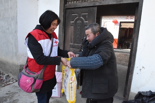 淮南市红十字会慰问救助帮扶户9