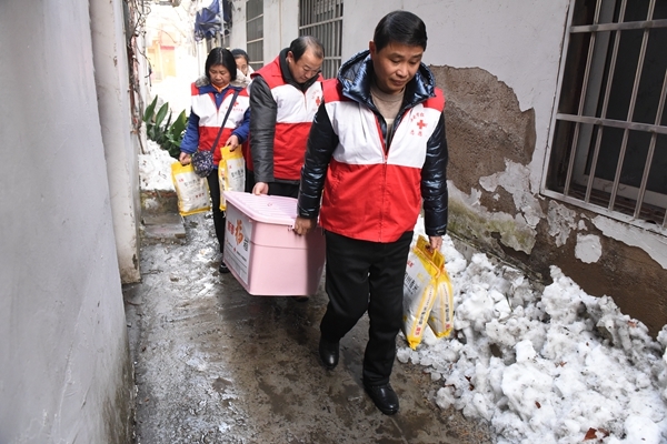 冰雪严寒送温暖 淮南市红十字会“博爱送万家”侧记1