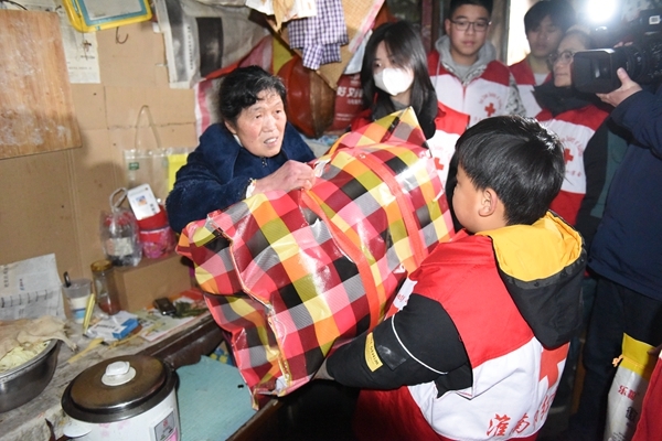 冰雪严寒送温暖 淮南市红十字会“博爱送万家”侧记10