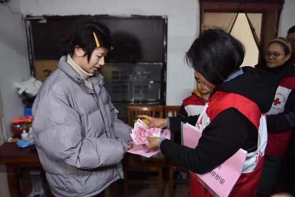 冰雪严寒送温暖 淮南市红十字会“博爱送万家”侧记11
