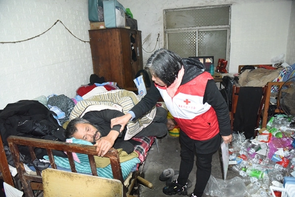 冰雪严寒送温暖 淮南市红十字会“博爱送万家”侧记13