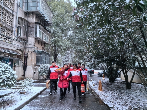 冰雪严寒送温暖 淮南市红十字会“博爱送万家”侧记14