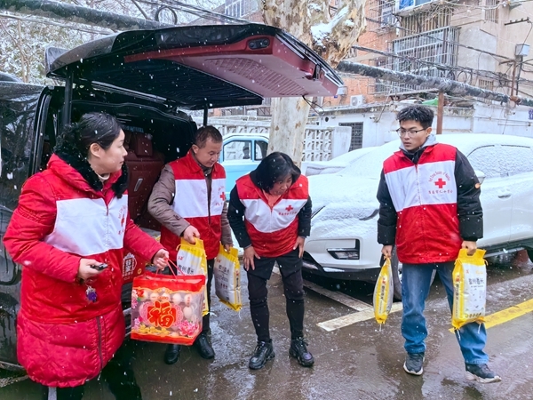 冰雪严寒送温暖 淮南市红十字会“博爱送万家”侧记15