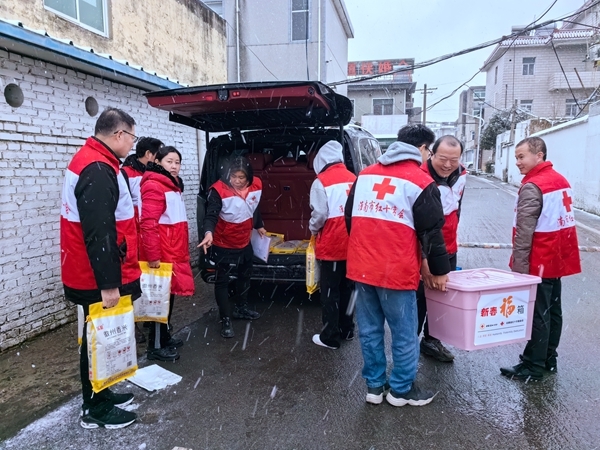 冰雪严寒送温暖 淮南市红十字会“博爱送万家”侧记16