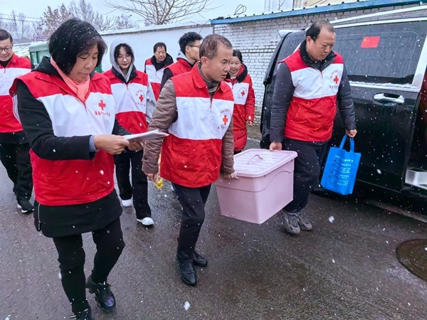 冰雪严寒送温暖 淮南市红十字会“博爱送万家”侧记17