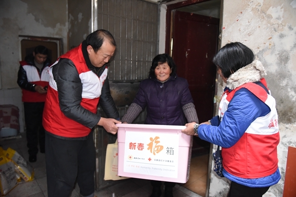 冰雪严寒送温暖 淮南市红十字会“博爱送万家”侧记2