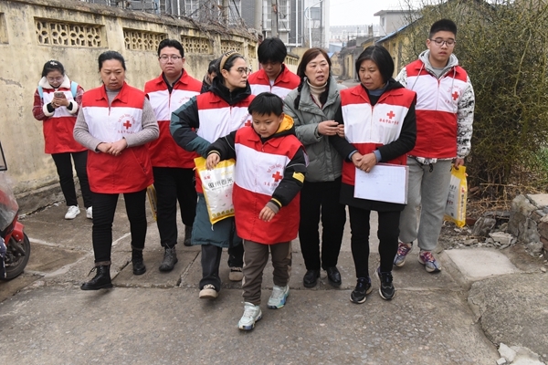 冰雪严寒送温暖 淮南市红十字会“博爱送万家”侧记21-