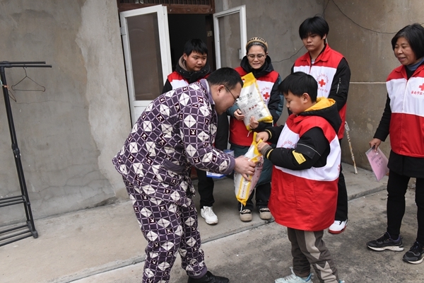 冰雪严寒送温暖 淮南市红十字会“博爱送万家”侧记24-
