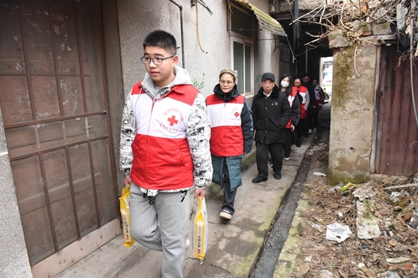 冰雪严寒送温暖 淮南市红十字会“博爱送万家”侧记27--