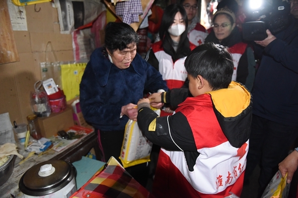 冰雪严寒送温暖 淮南市红十字会“博爱送万家”侧记28--