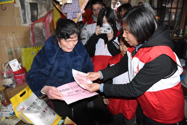 冰雪严寒送温暖 淮南市红十字会“博爱送万家”侧记29--