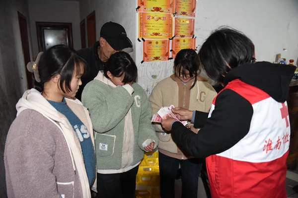 冰雪严寒送温暖 淮南市红十字会“博爱送万家”侧记30--