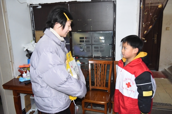 冰雪严寒送温暖 淮南市红十字会“博爱送万家”侧记33--