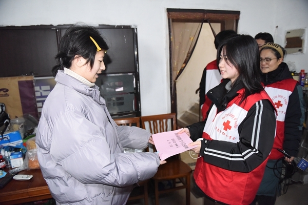 冰雪严寒送温暖 淮南市红十字会“博爱送万家”侧记34--