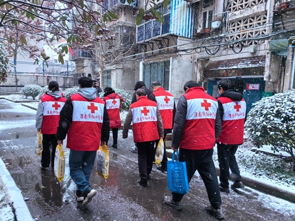 冰雪严寒送温暖 淮南市红十字会“博爱送万家”侧记4