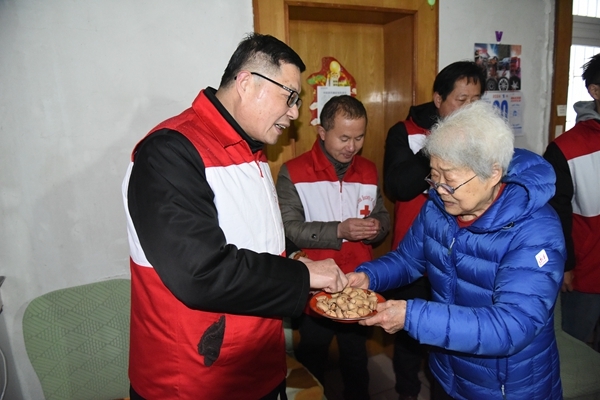 冰雪严寒送温暖 淮南市红十字会“博爱送万家”侧记41--