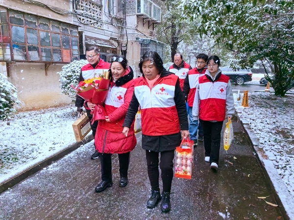 冰雪严寒送温暖 淮南市红十字会“博爱送万家”侧记5