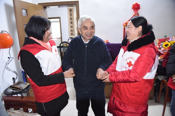 冰雪严寒送温暖 淮南市红十字会“博爱送万家”侧记50